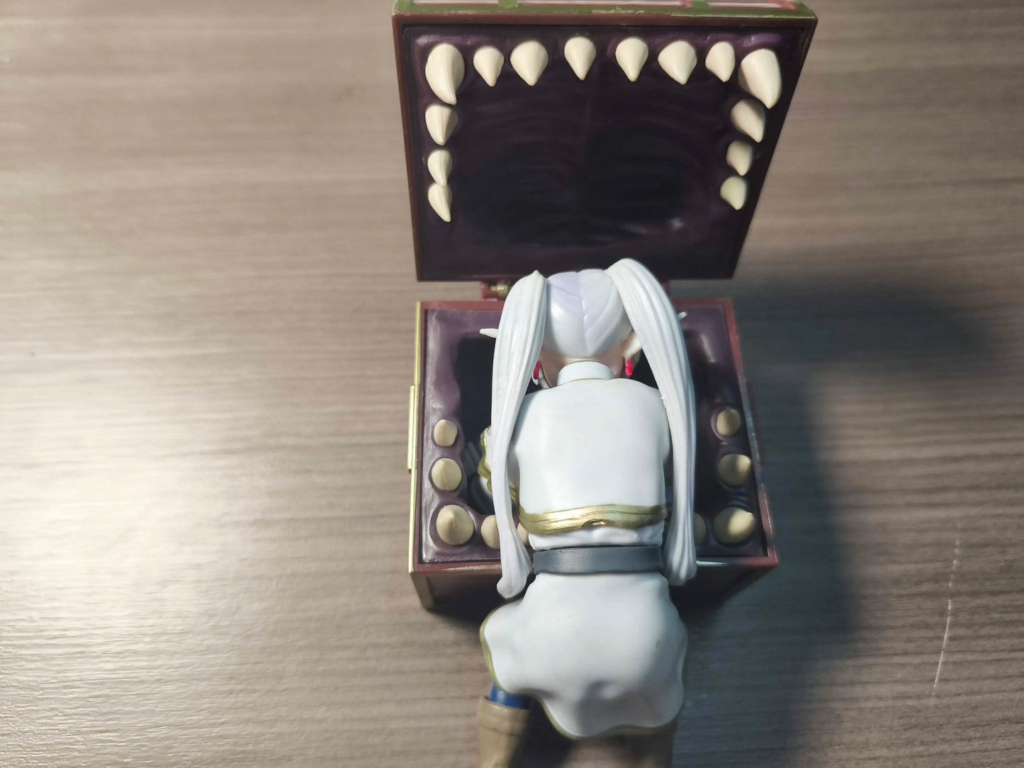 Frieren Beyond Journey's End: Figura Frieren y Monstruo Cofre