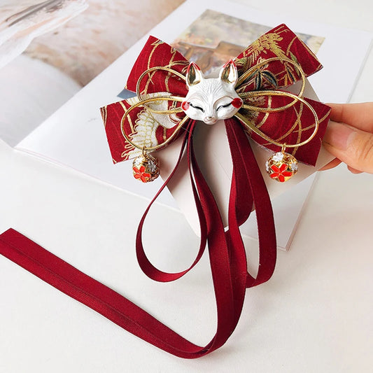 Pasador Kitsune: El Guardián del Lazo Carmesí