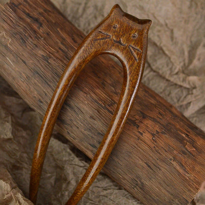 Horquilla de Madera: El Espíritu del Gato Guardián